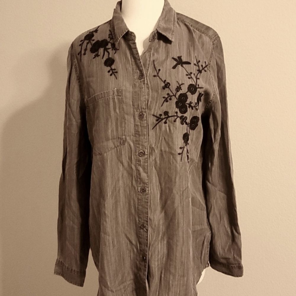 Beach lounge embroidered shirt size medium.